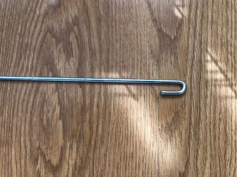 Tige fixée à la porte avant