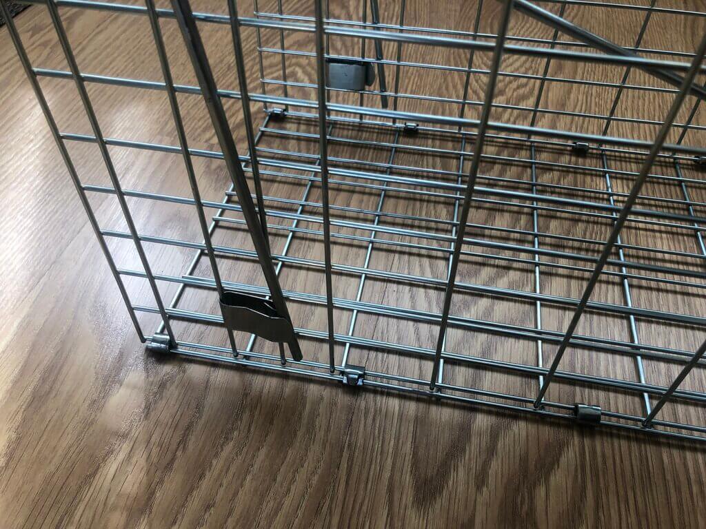 Crochet latéral pour stabiliser la cage